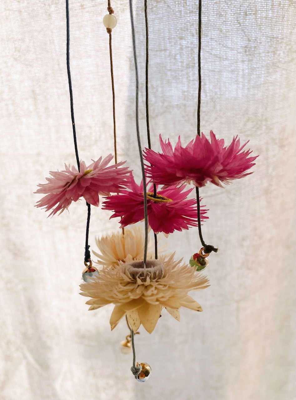 ribambelles de fleurs séchées et perles vintage décoration suspension murale poétique © fleurs de souvenir 1