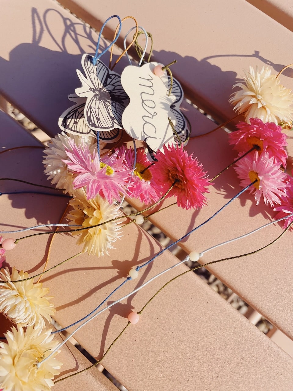 ribambelles de fleurs séchées et perles vintage décoration suspension murale poétique © fleurs de souvenir 12