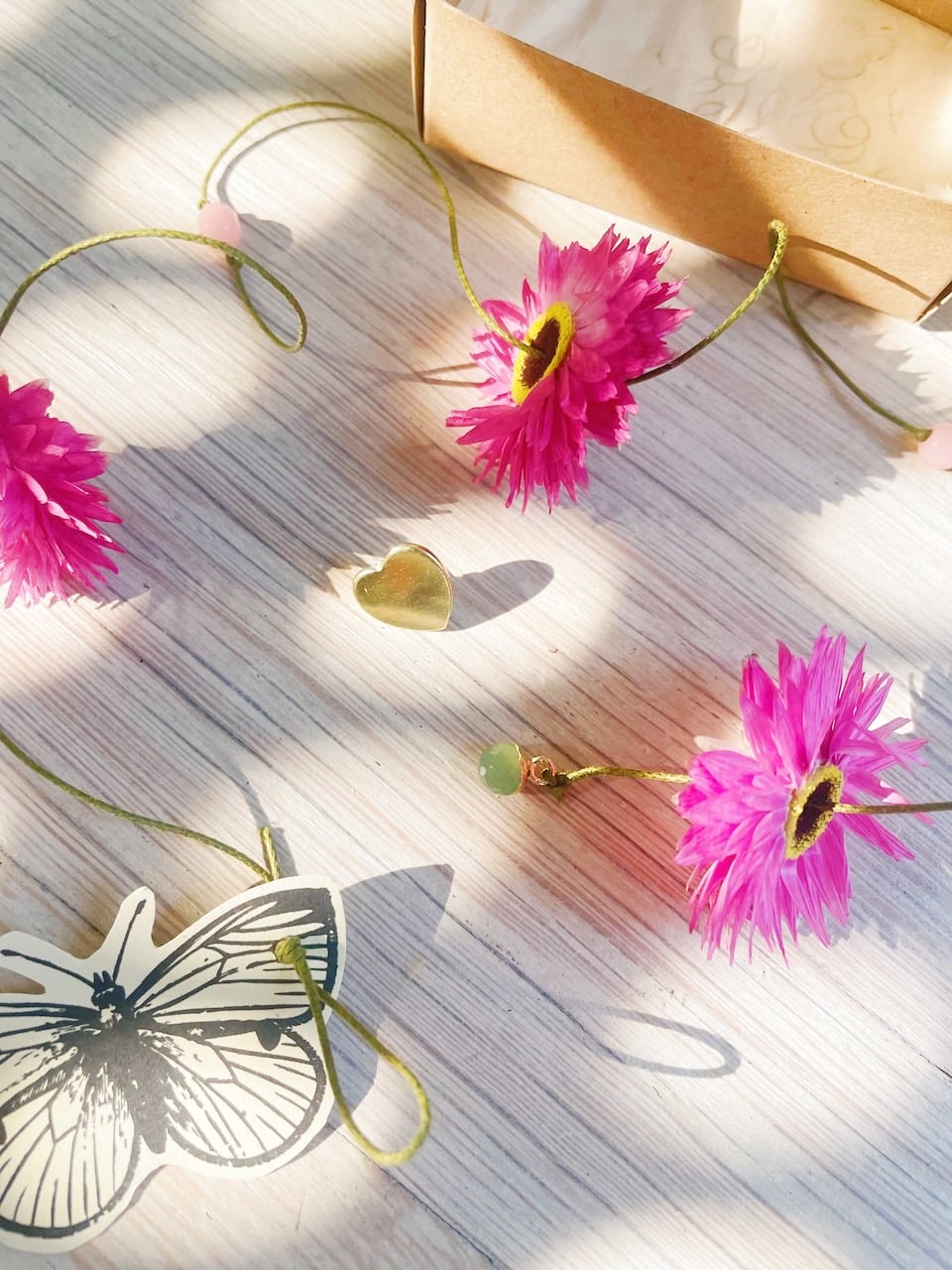 ribambelles de fleurs séchées et perles vintage décoration suspension murale poétique © fleurs de souvenir 19