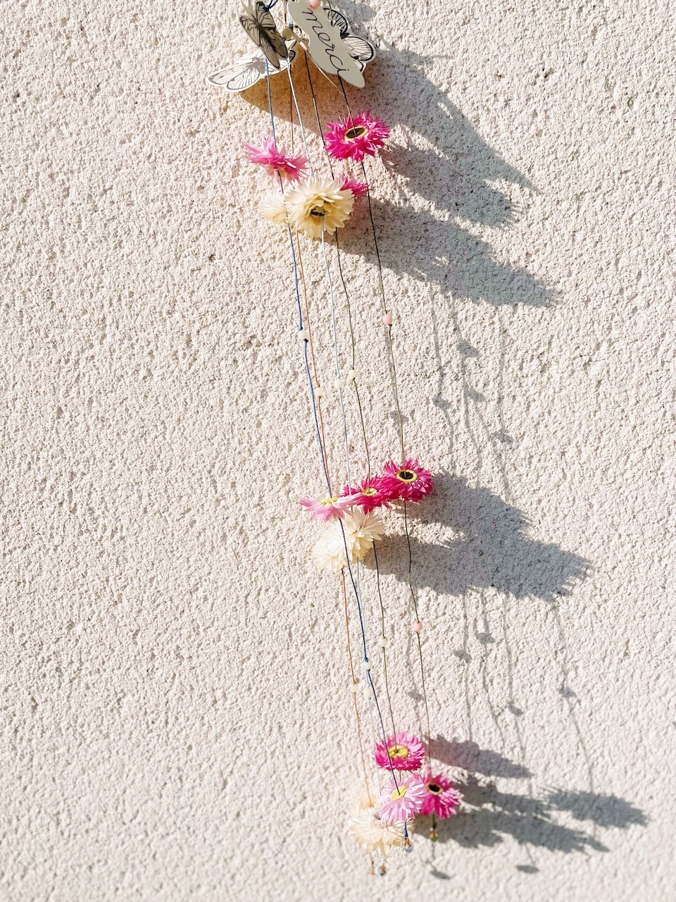 ribambelles de fleurs séchées et perles vintage décoration suspension murale poétique © fleurs de souvenir 3