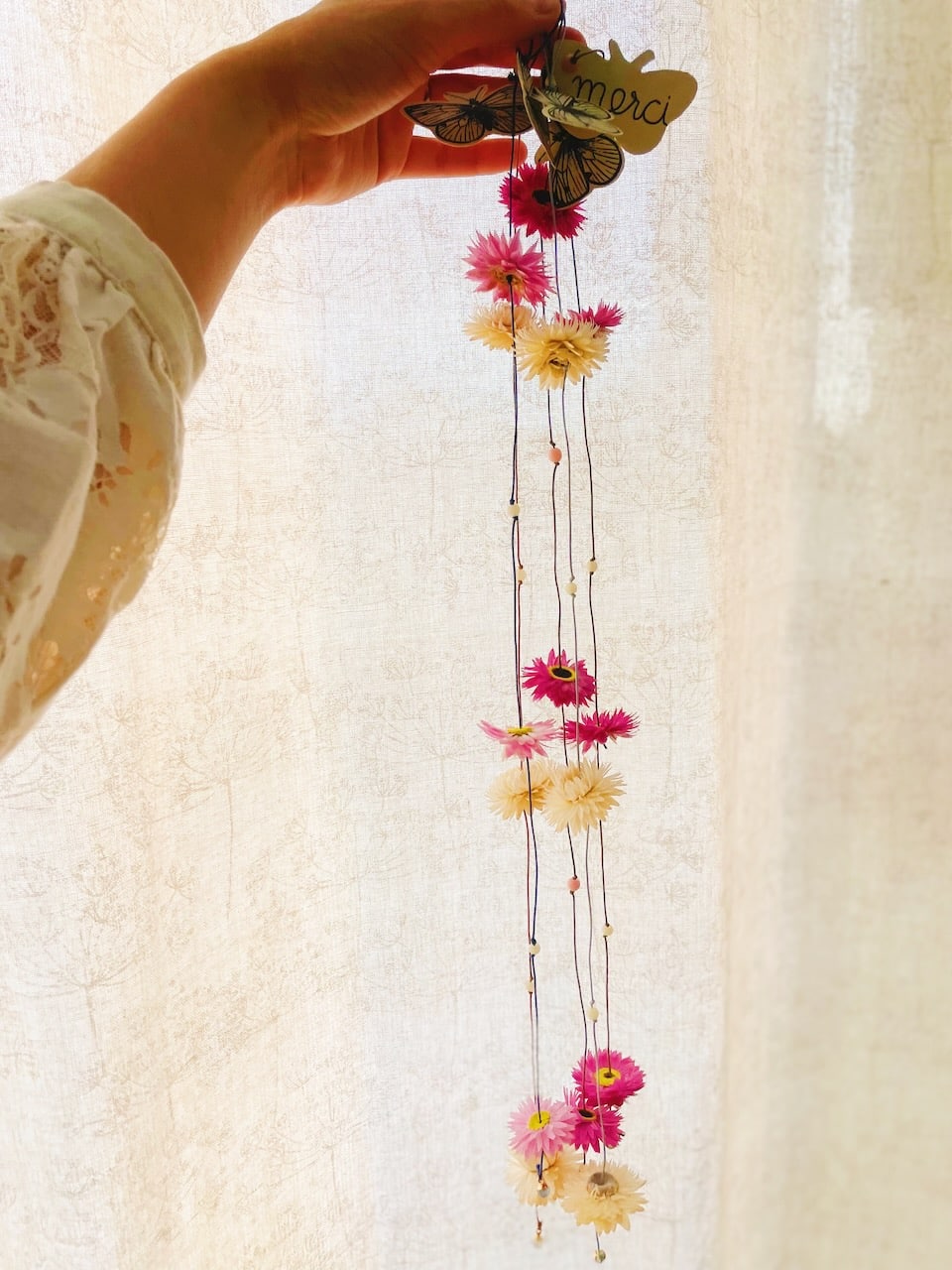 ribambelles de fleurs séchées et perles vintage décoration suspension murale poétique © fleurs de souvenir 7
