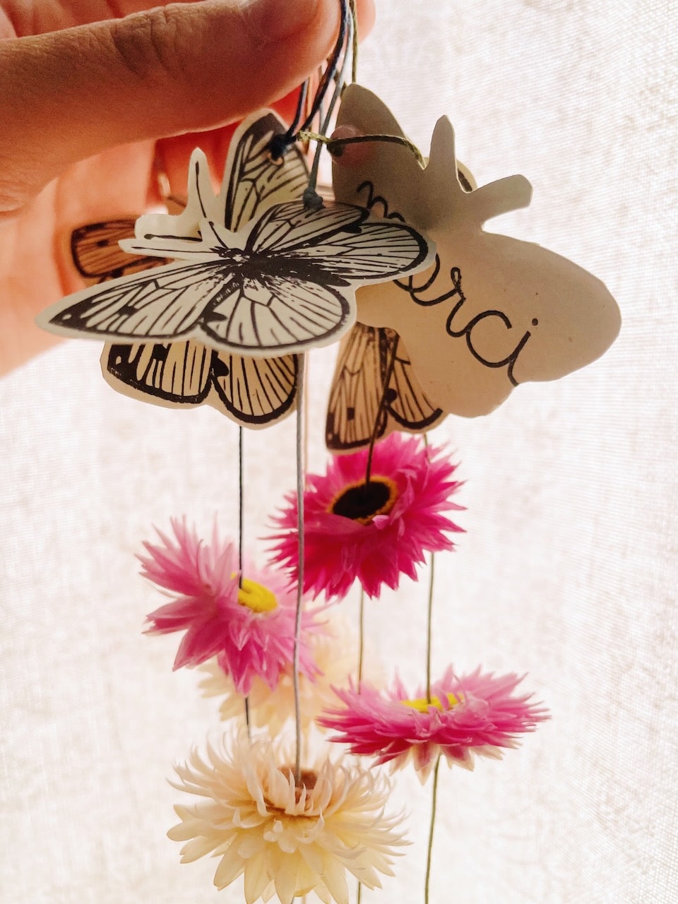 ribambelles de fleurs séchées et perles vintage décoration suspension murale poétique © fleurs de souvenir 8