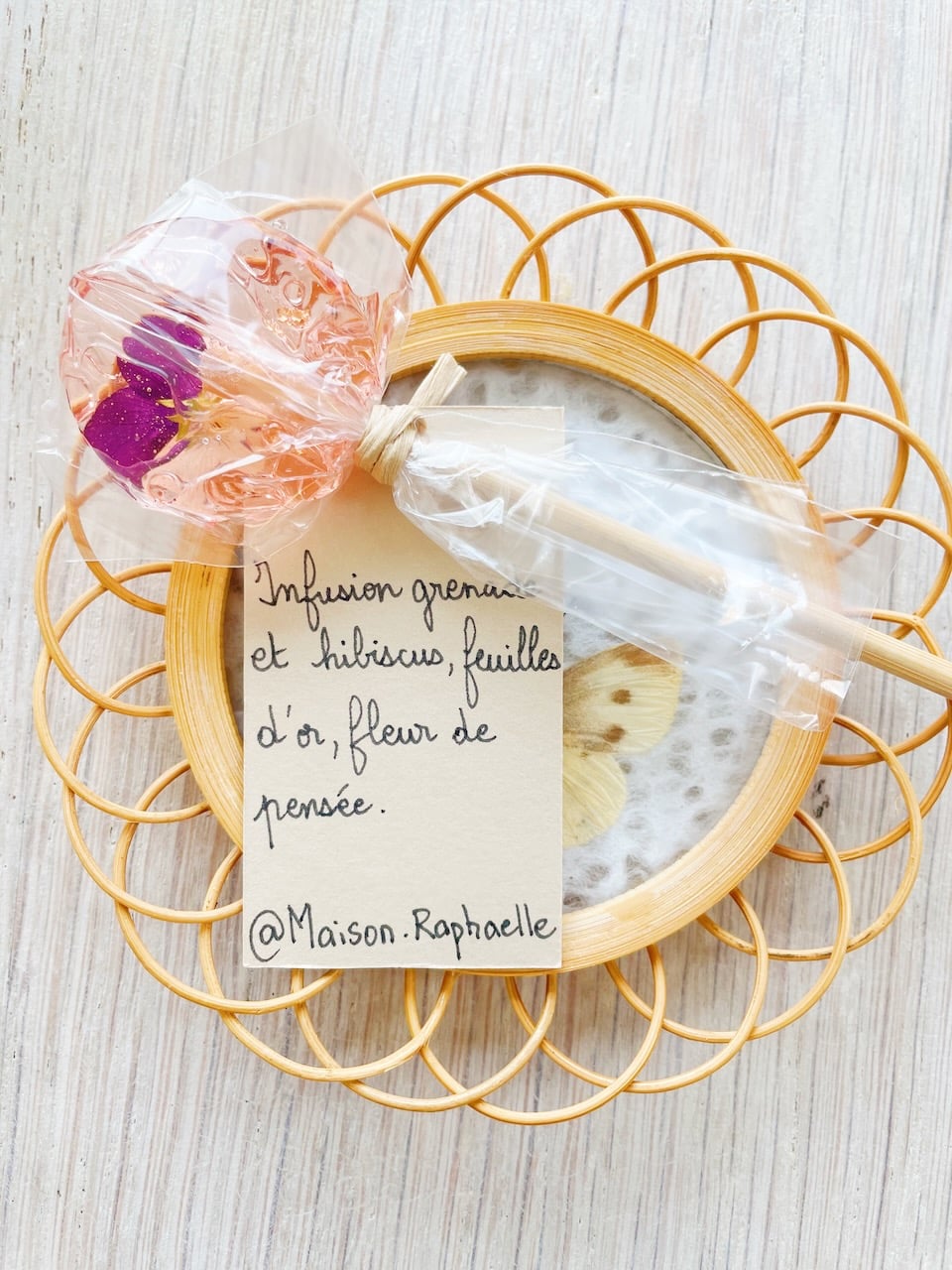 sucette fleurie avec fleurs séchées fabrication artisanale française sans colorant ni conservateur © du vent dans mes valises x maison raphaëlle 4