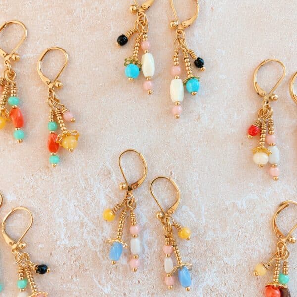 Boucles d'oreilles pendantes colorées avec perles vintage