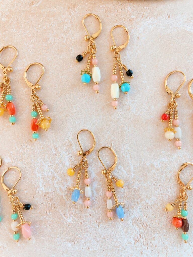 Boucles d'oreilles pendantes colorées avec perles vintage