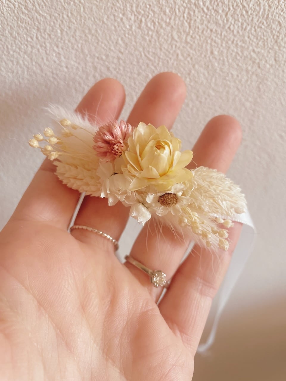 bracelet fleuri en fleurs séchées pour mariage et cérémonie civile, communion bohème champêtre chic © du vent dans mes valises 12