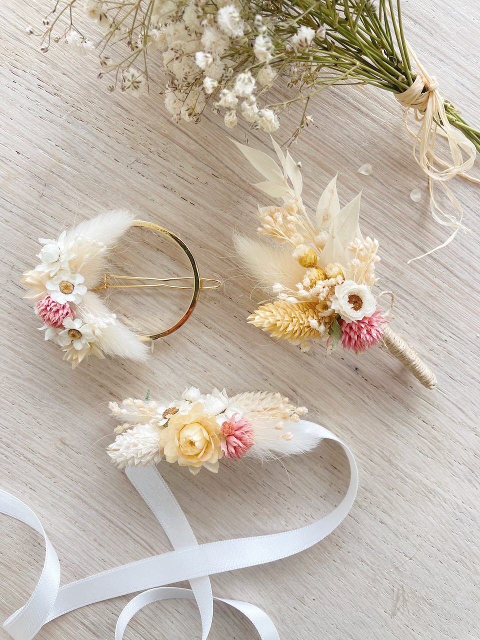 bracelet fleuri en fleurs séchées pour mariage et cérémonie civile, communion bohème champêtre chic © du vent dans mes valises 15