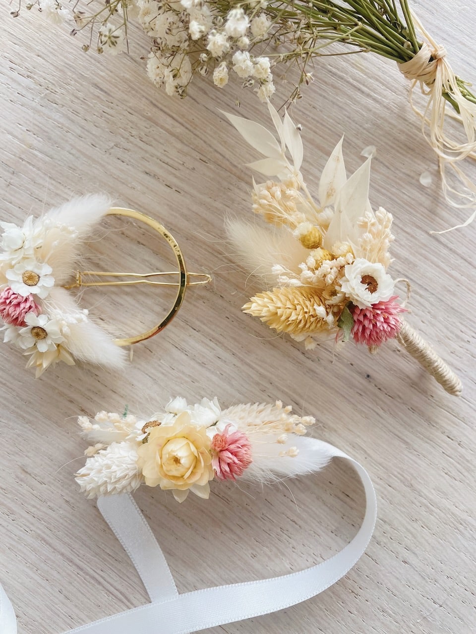 bracelet fleuri en fleurs séchées pour mariage et cérémonie civile, communion bohème champêtre chic © du vent dans mes valises 3