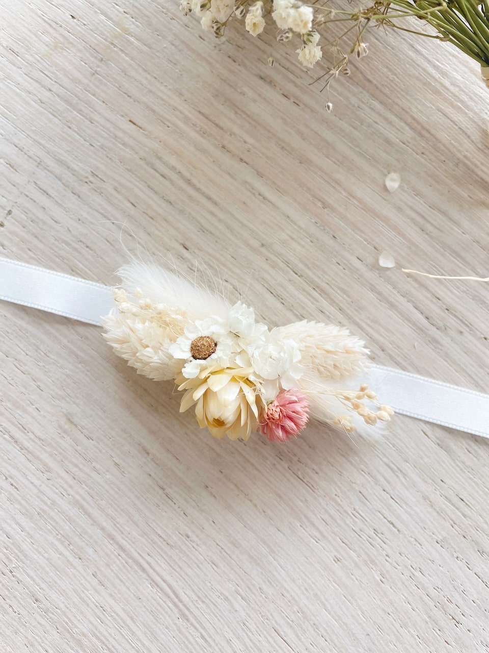 bracelet fleuri en fleurs séchées pour mariage et cérémonie civile, communion bohème champêtre chic © du vent dans mes valises 6