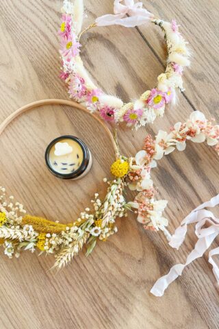 atelier créatif couronne de fleurs séchées murale ou cheveux diy pour evjf et évènements privés sur la Côte d'Opale © du vent dans mes valises