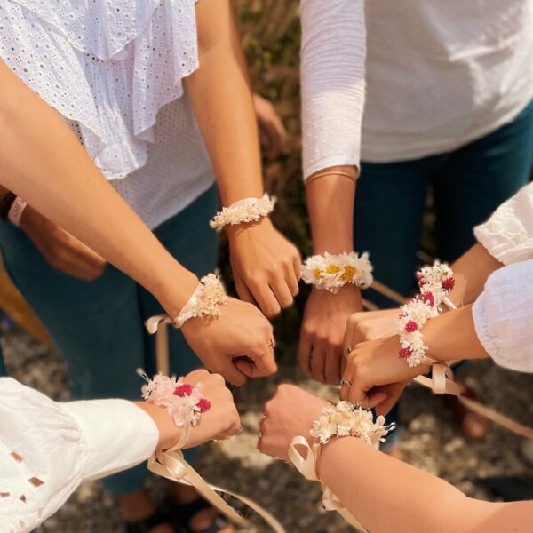 bracelets fleurs demoiselles d'honneur et témoins atelier créatif EVJF sur la Côte d'Opale