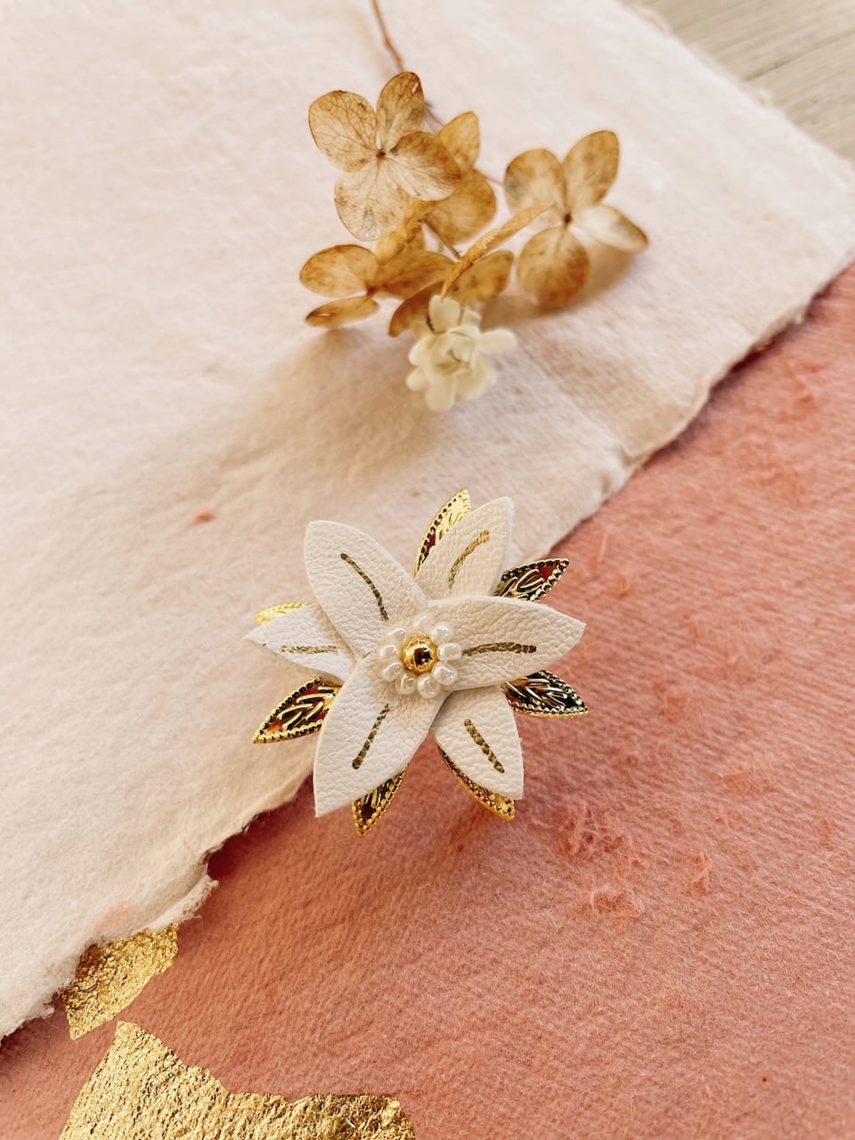 broche étoile des neiges edelweiss bijou créateur cuir surcyclé © du vent dans mes valises 2