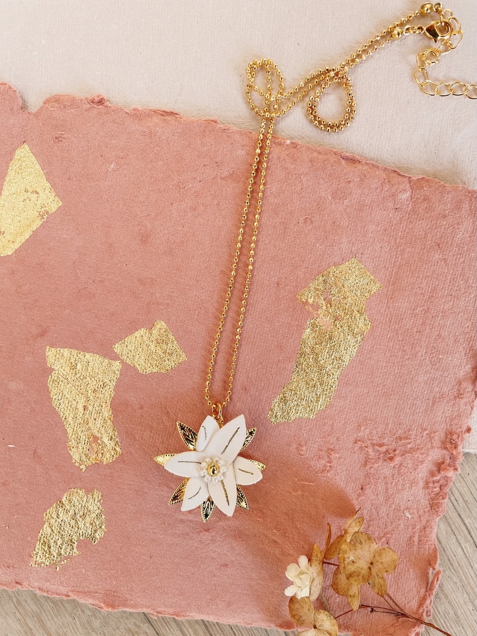 collier ras de cou médaillon fleur edelweiss doré or fin © du vent dans mes valises 3