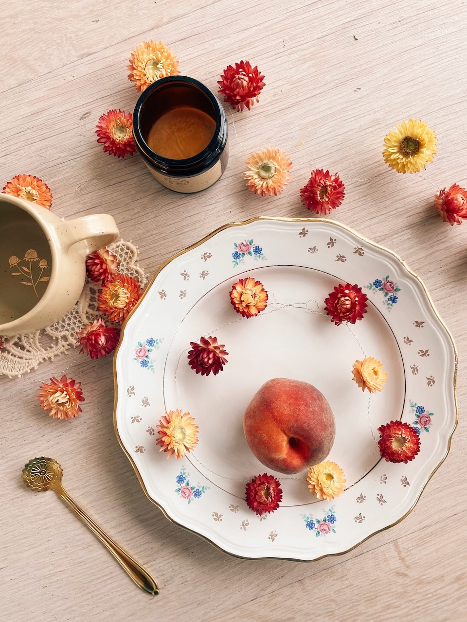 Guirlande de fleurs séchées françaises et fil de laiton doré pour une décoration intérieure murale ou de table chaleureuse et raffinée © fleurs de souvenirs