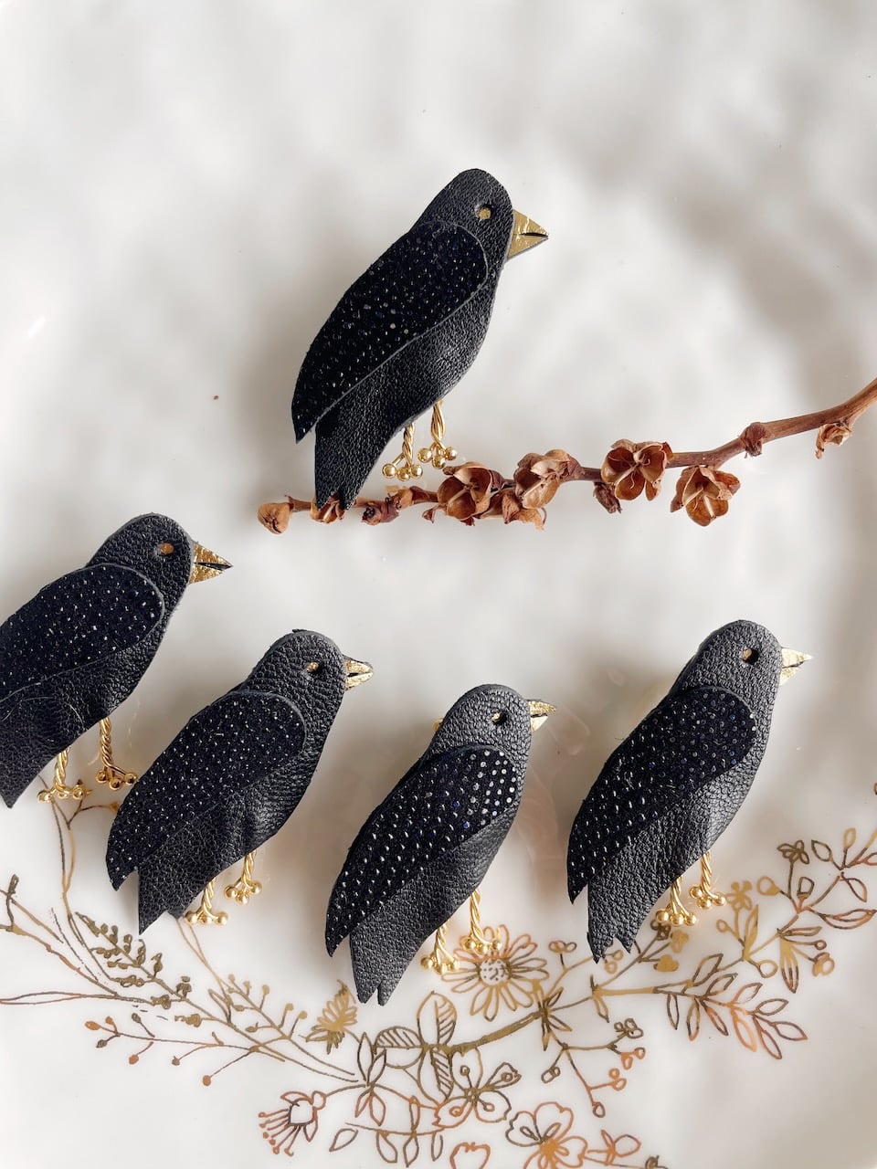 jolie broche oiseau plumage noir maître corbeau ou corneille en cuir upcyclé © du vent dans mes valises 6
