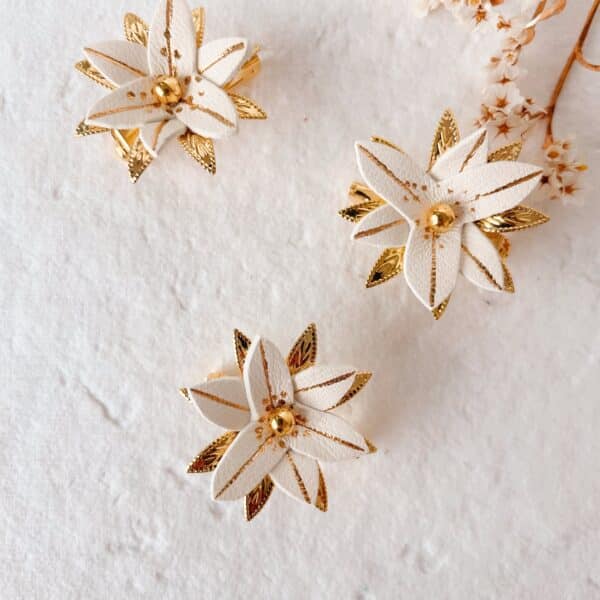 Broche en cuir blanche avec fleur Edelweiss et dorure, bijou inspiré de la fleur des montagnes.