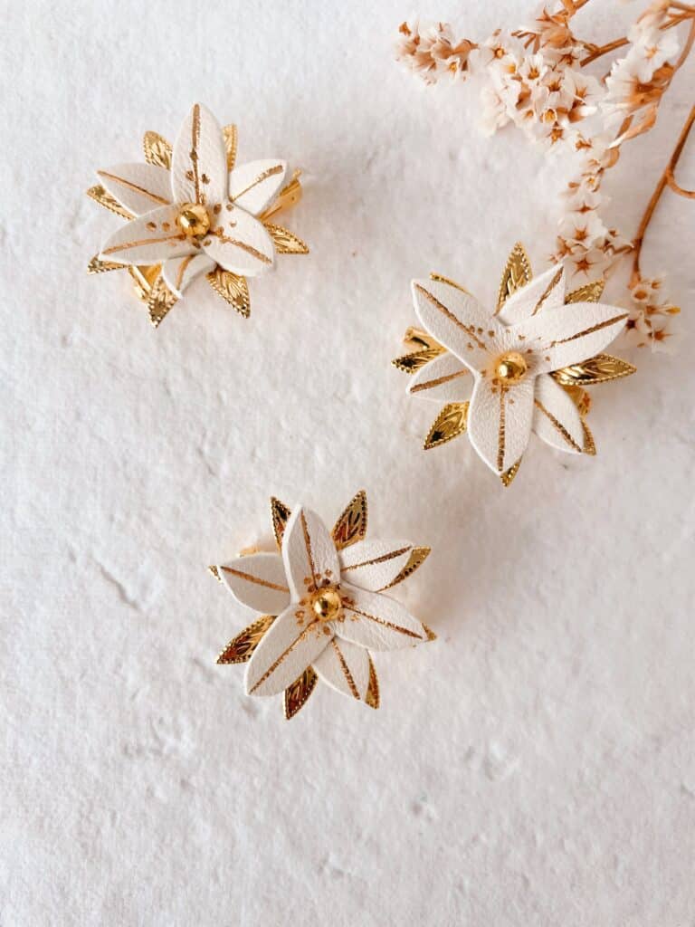 Broche en cuir blanche avec fleur Edelweiss et dorure, bijou inspiré de la fleur des montagnes.