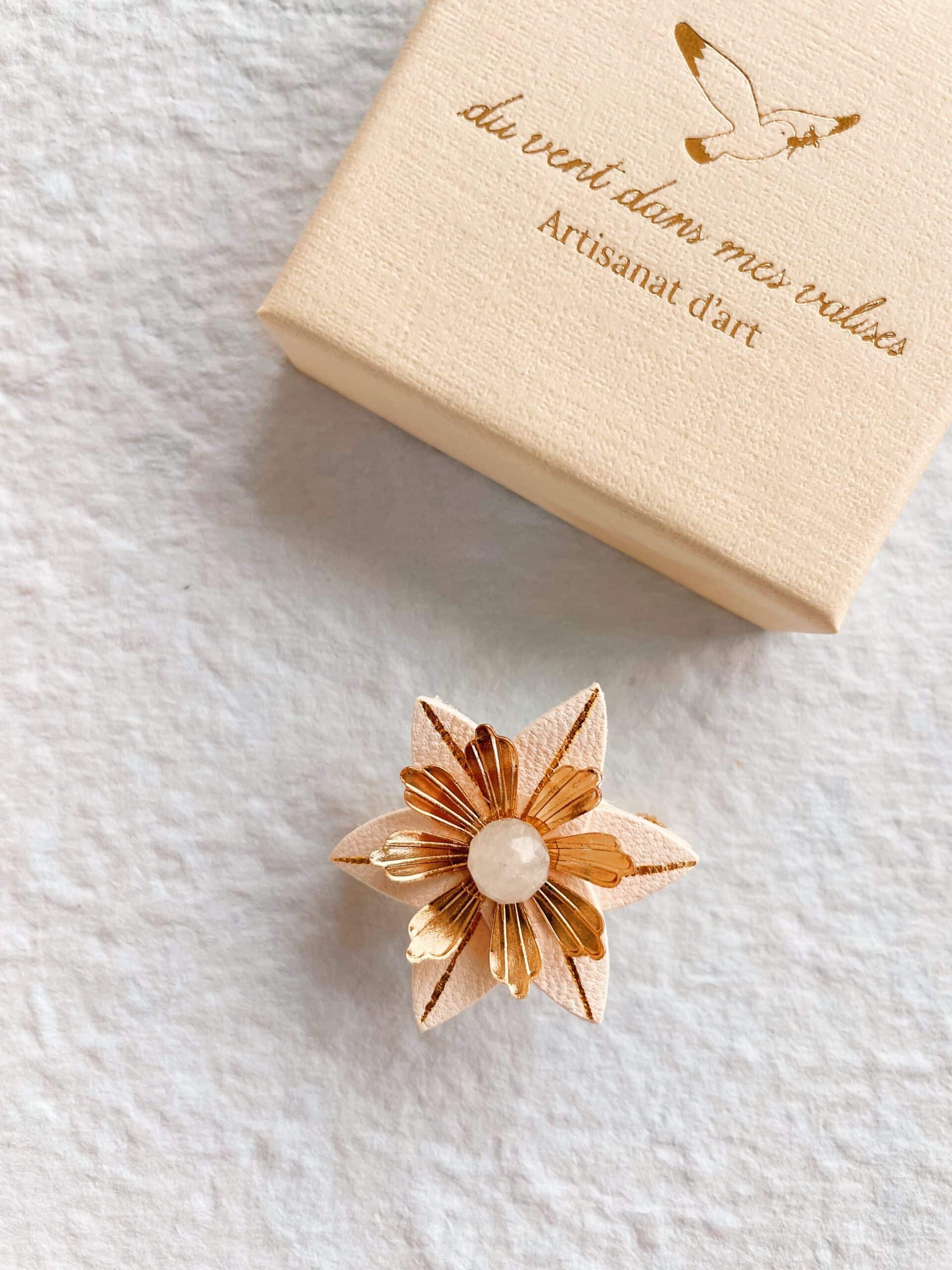 Broche Vintage Edelweiss En Lucite Sculpté Art Déco Années 30 - Cerclage Doré