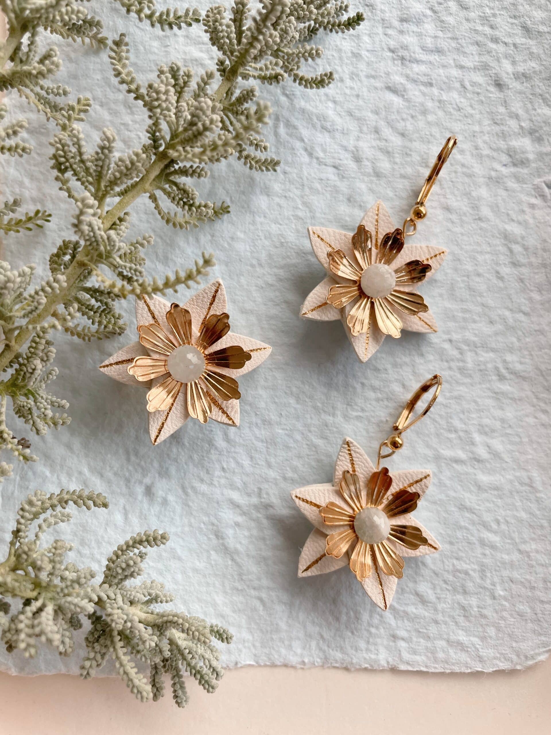 Broche Vintage Edelweiss En Lucite Sculpté Art Déco Années 30 - Cerclage Doré