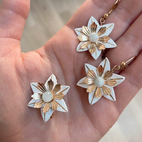 Broche et boucles d'oreilles Edelweiss artisanales en cuir surcyclé avec dorure à chaud et dormeuses en laiton doré or fin