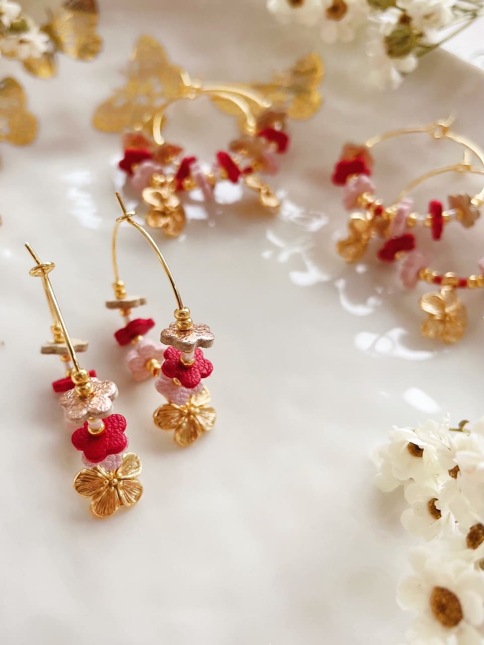 boucles d'oreilles fleurs sakura en cuir surcyclé fabrication artisanale française bijoux fleuris artisanat métiers d'art sur la côte d'opale Wissant