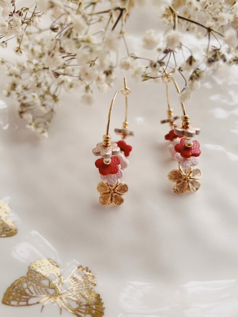 boucles d'oreilles fleurs sakura en cuir surcyclé fabrication artisanale française bijoux fleuris artisanat métiers d'art sur la côte d'opale Wissant