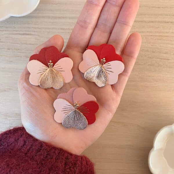 Broches Pensée d’amour, trois versions colorées rouge et roses, éclat or rose