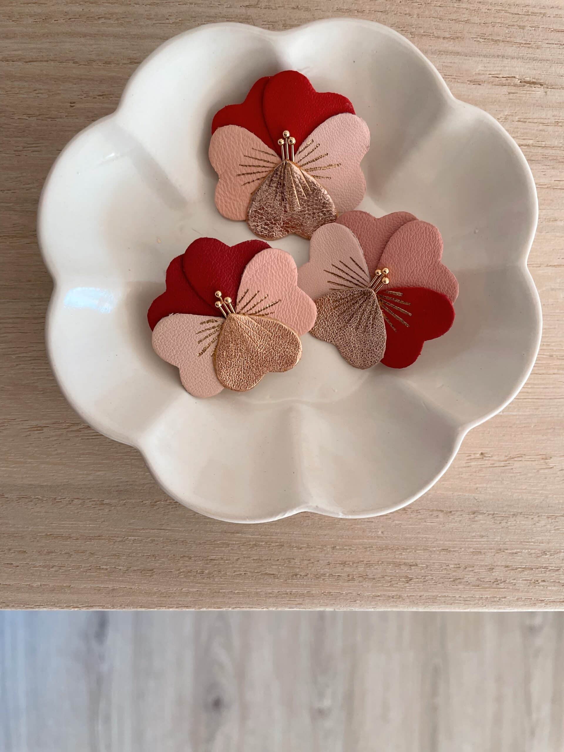 Pensée d’amour trois versions © Du vent dans mes valises 2 Broches Pensée d’amour, trois versions colorées rouge et roses, éclat or rose