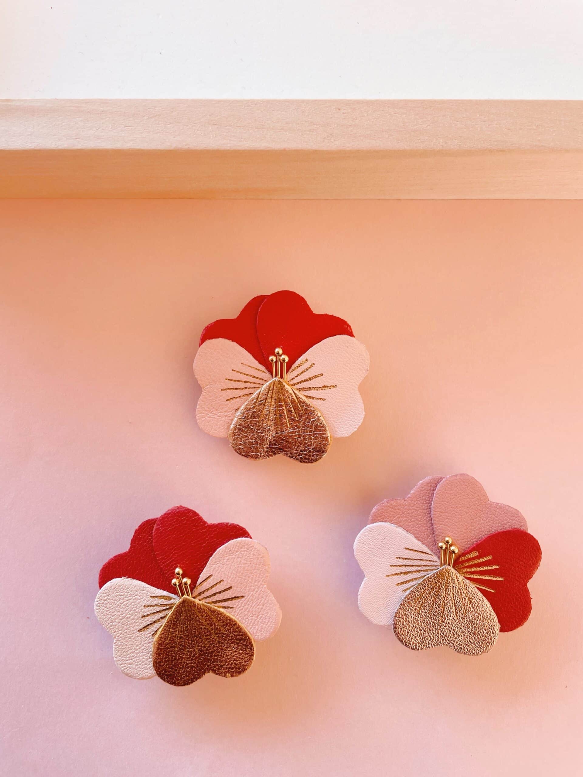 Pensée d’amour trois versions © Du vent dans mes valises Broches Pensée d’amour, trois versions colorées rouge et roses, éclat or rose