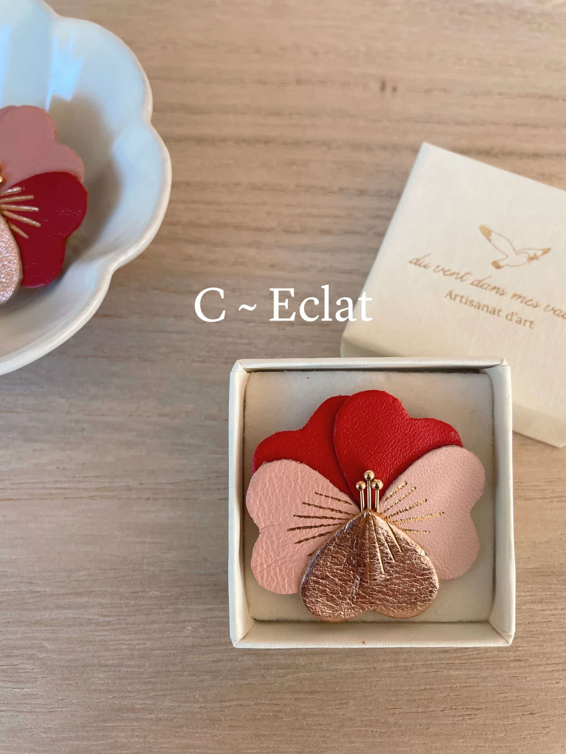 Broche Pensée d’amour écrin © Du vent dans mes valises 3 Broche Pensée d’amour dans son écrin cartonné, prête à offrir