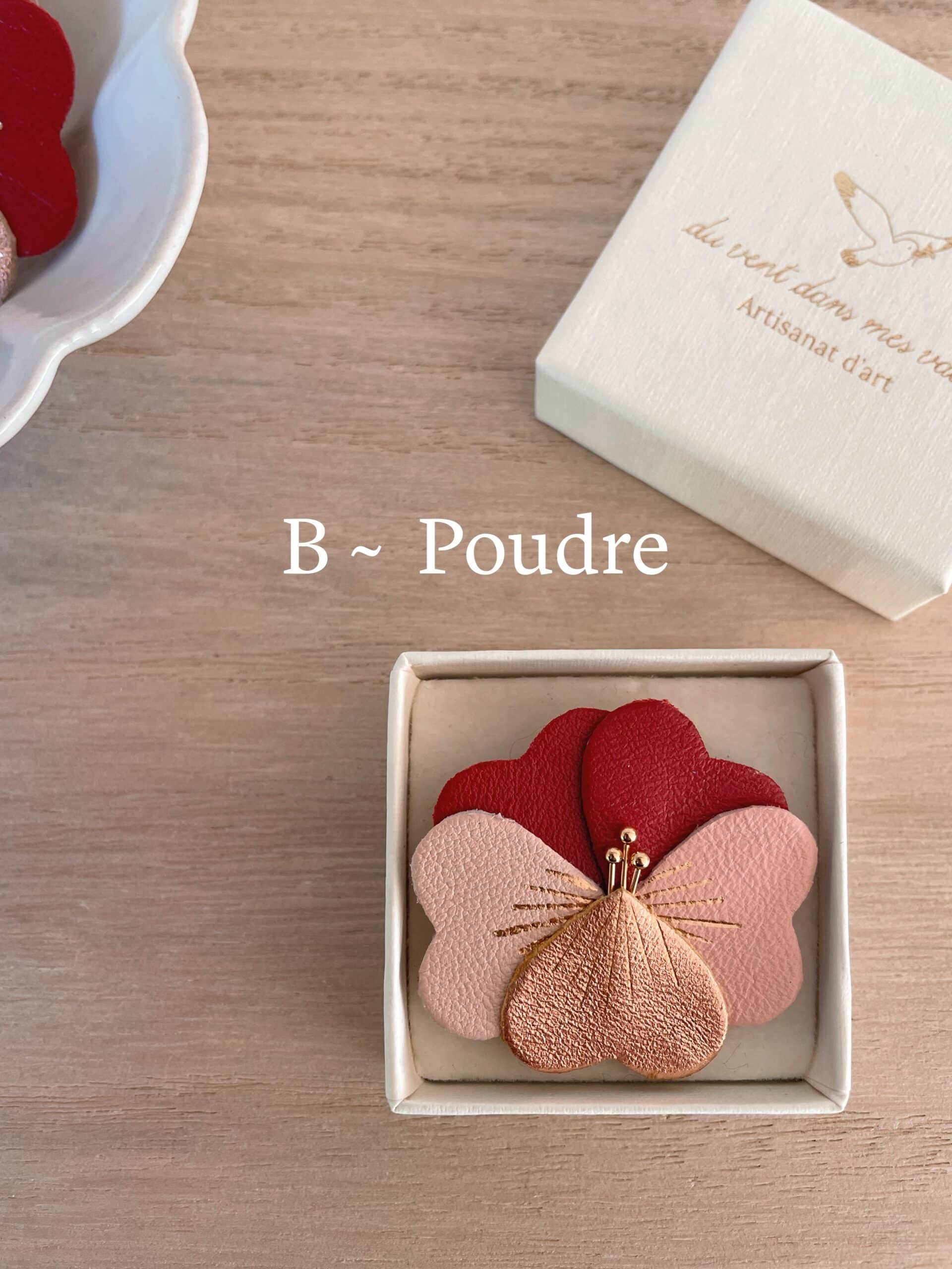 Broche Pensée d’amour écrin © Du vent dans mes valises 2 Broche Pensée d’amour dans son écrin cartonné, prête à offrir