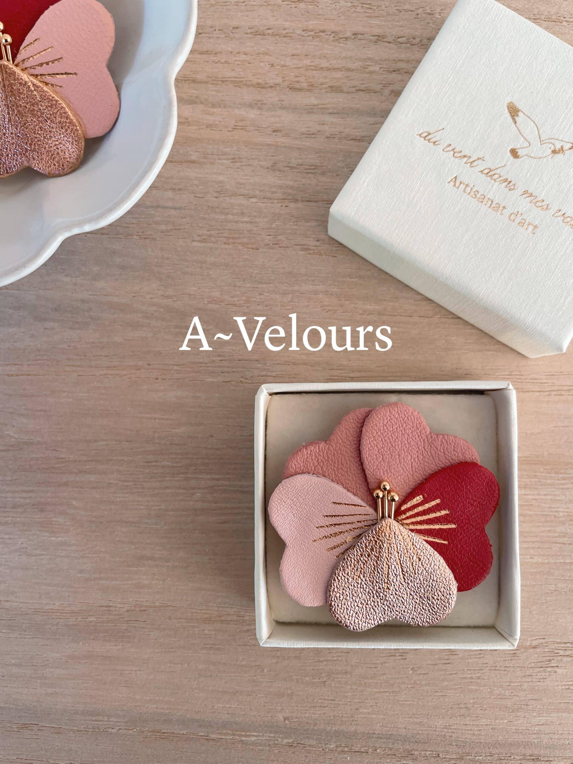 Broche Pensée d’amour écrin © Du vent dans mes valises Broche Pensée d’amour dans son écrin cartonné, prête à offrir