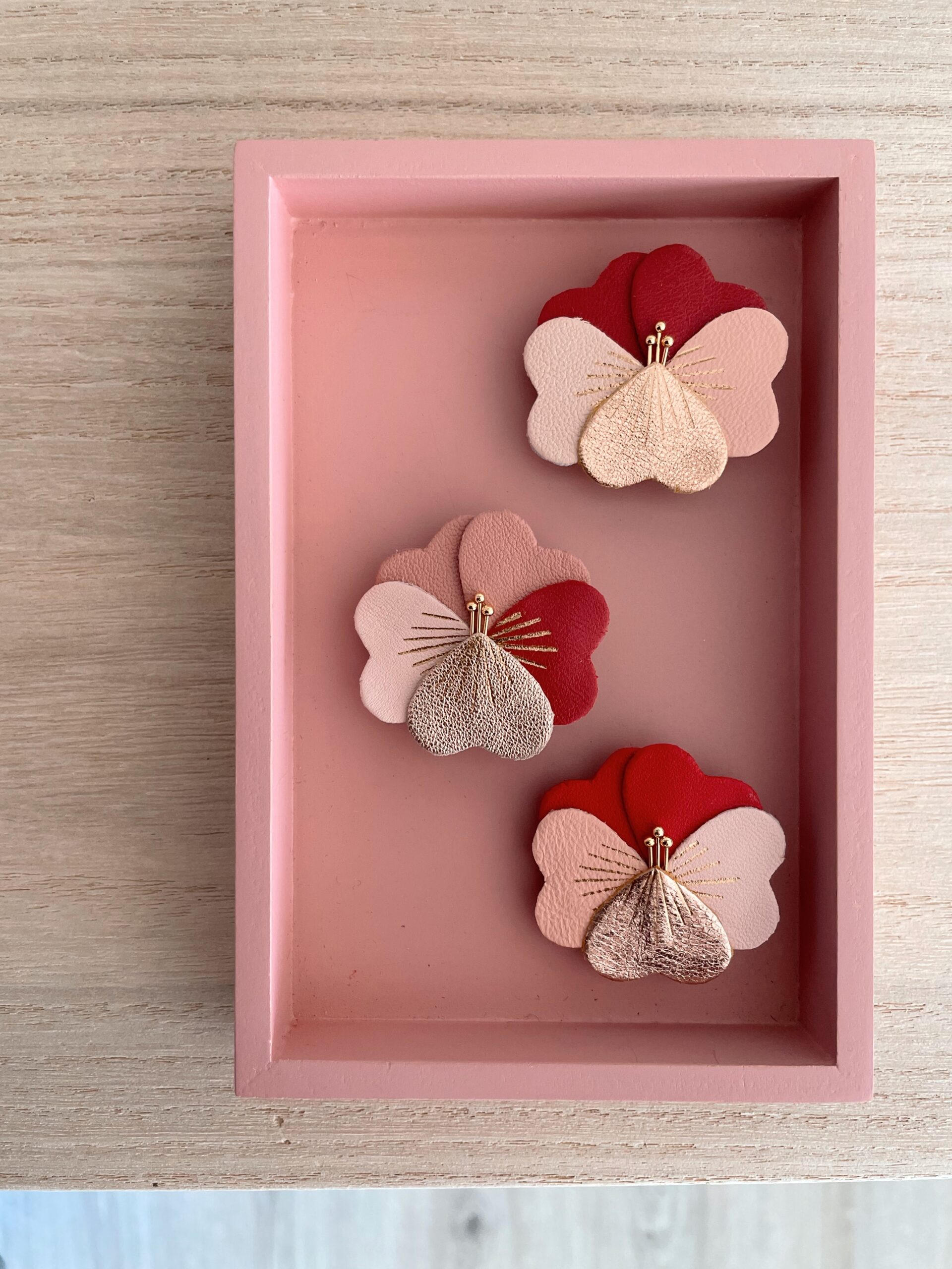 Pensée d’amour trois versions © Du vent dans mes valises 3 Broches Pensée d’amour, trois versions colorées rouge et roses, éclat or rose