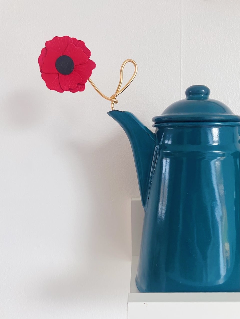fleur française durable à la tige - coquelicot en cuir surcyclé rouge et noir © du vent dans mes valises artisanat d'art sur la Côte d'Opale, Wissant