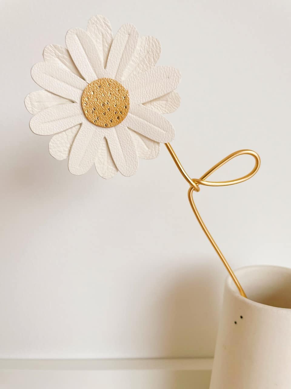 fleur française durable à la tige - marguerite en cuir surcyclé blanc avec dorure © du vent dans mes valises artisanat d'art sur la Côte d'Opale Wissant