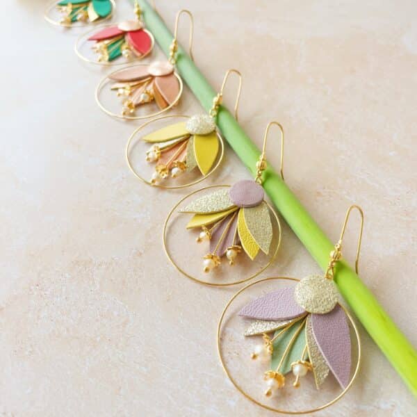 Boucles d'oreilles pendantes pétales de fleurs avec corolles et perles de nacres. Confection artisanale sur commande, pièces uniques. Style art déco, art nouveau