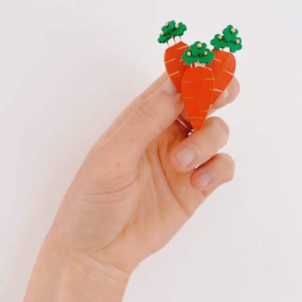 Broches fleurs de carotte tenues en bouquet dans la main