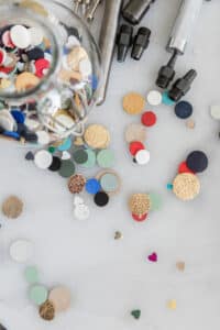 Atelier de découverte artisanat d'art accessoires en cuir upcycling sur la Côte d'Opale © Raphaëlle Trecco Photographe
