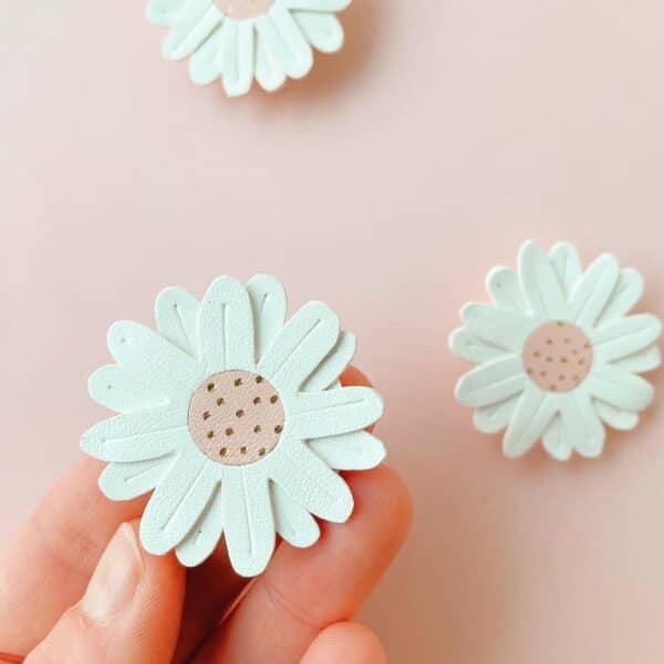 Broche et boucles d’oreilles marguerite en cuir surcyclé, pétales blancs et cœur rose poudre doré à chaud à l’or véritable, création artisanale © du vent dans mes valises