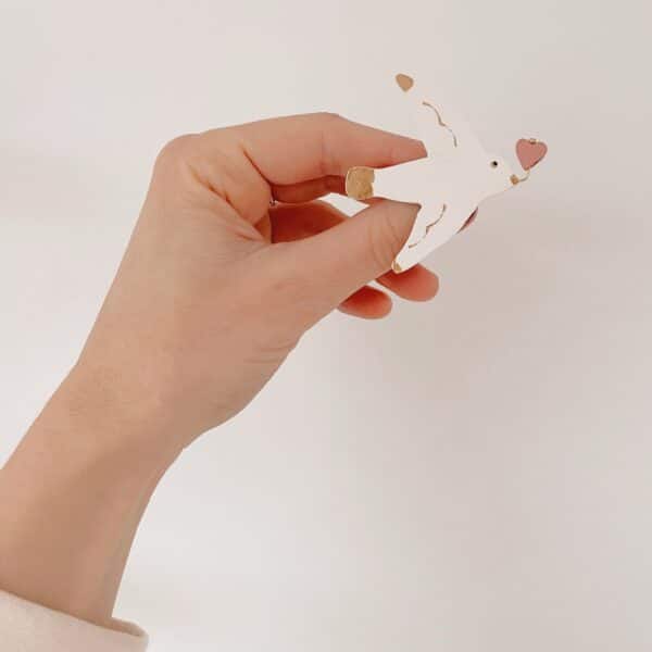 Broche Mouette heureuse cœur rose ancien, détails dorés, pièce unique