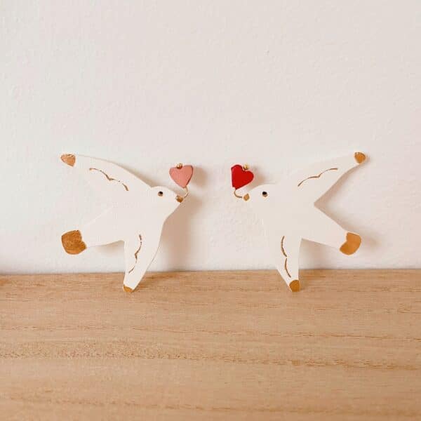 Broche Mouette heureuse cœur au bec, détails dorés, fabrication artisanale