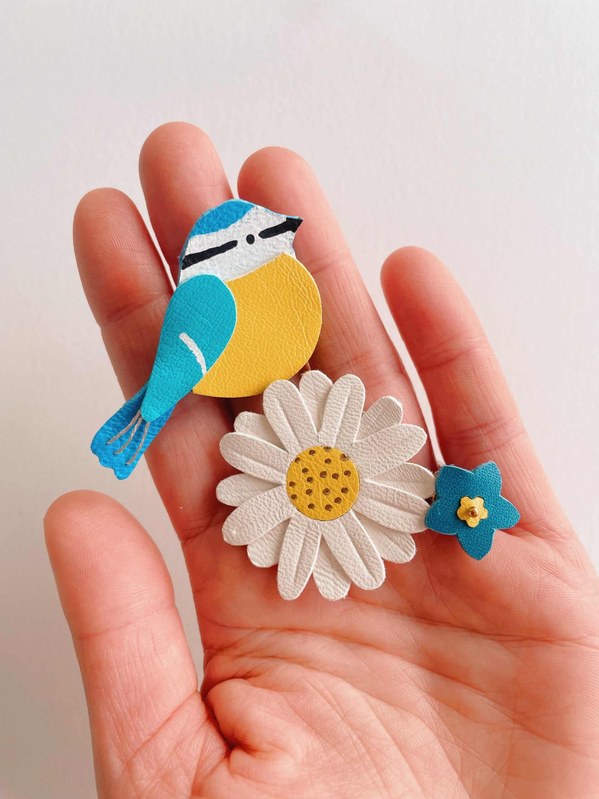 Broche Artisanale Russe En Bois - Marguerite, Créée Par L'artiste Sviridova - Neuve Avec étiquette