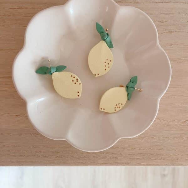 Trois broches citron en cuir sur une assiette blanche, vue de dessus