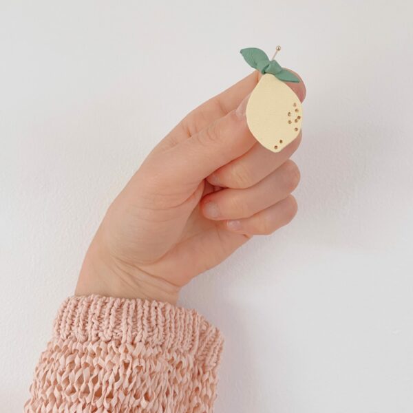 Broche citron jaune poudré et feuilles vert olivier, tenue en main