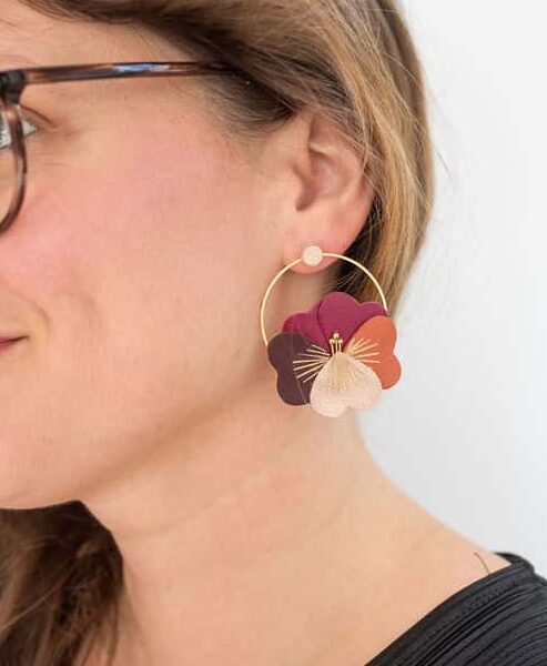 Boucles d'oreilles fleurs de pensée sur anneau avec puces. Cuir surcyclé, dorure et laiton doré or fin. Pièces uniques
