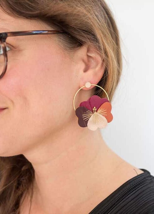 Boucles d'oreilles fleurs de pensée sur anneau avec puces. Cuir surcyclé, dorure et laiton doré or fin. Pièces uniques