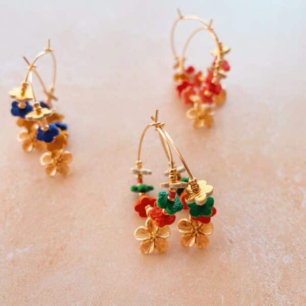 Boucles d'oreilles créoles avec petites fleurs colorées en cuir