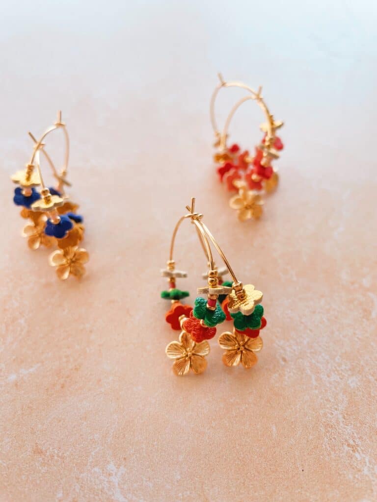 Boucles d'oreilles créoles avec petites fleurs colorées en cuir