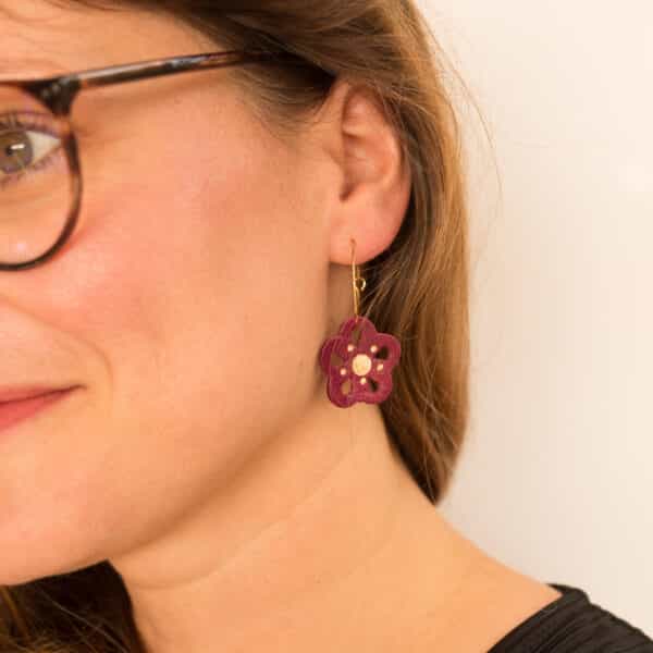 Boucles d'oreilles pendantes fleurs en cuir surcyclé avec dorure à l'or fin, bijoux durables