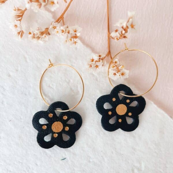 Boucles d'oreilles fleurs ajourées en cuir surcyclé avec détails dorés à l'or fin